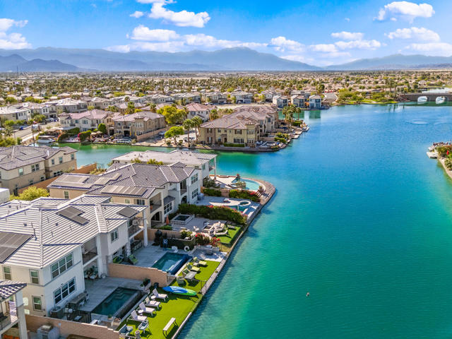 43240 Pietra Court, Indio CA: https://media.crmls.org/mediaz/e5f4f742-6d48-46c8-8a0f-dba3dbfca2e9.jpg
