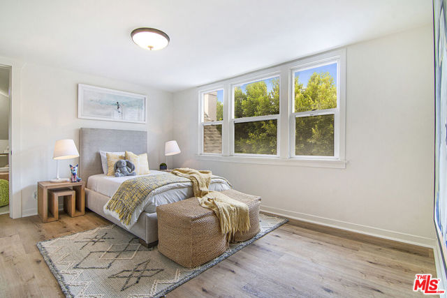565 N Arden Boulevard, Los Angeles CA: https://media.crmls.org/mediaz/e5f4f8b7-e8ce-45c0-8915-d690c528b7ad.jpg