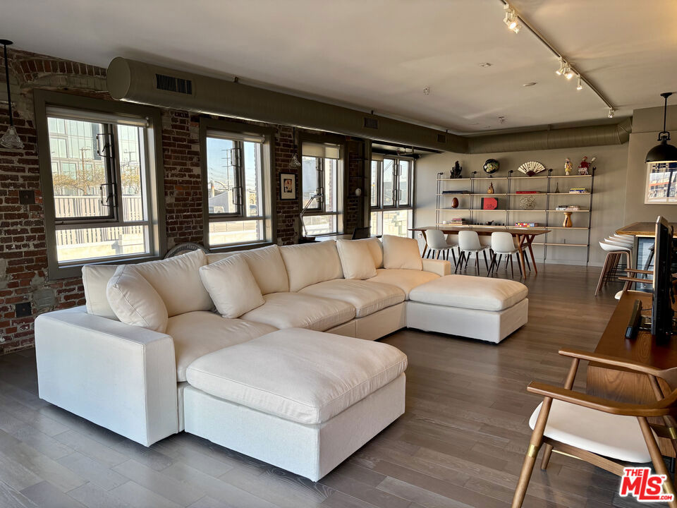 527 Molino Street #401