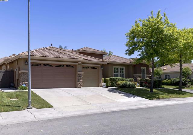 5090 Archcrest Way, Sacramento CA: https://media.crmls.org/mediaz/e5f69bcf-02b6-4e1c-bdf0-bdb5c6a3b7c2.jpg