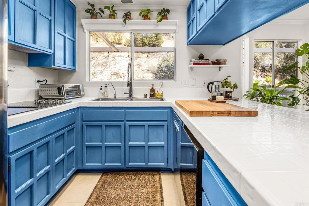 https://media.crmls.org/mediaz/e5f6c298-f576-481d-9da6-31e3dc495786.jpg?preset=X-Large