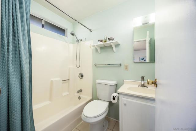 1180 Evelyn St, San Diego CA: https://media.crmls.org/mediaz/e5f6cc7b-6e25-4d92-a07b-700454f33408.jpg