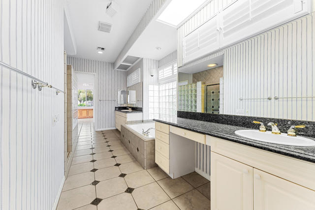 37159 Turnberry Isle Drive, Palm Desert CA: https://media.crmls.org/mediaz/e5f70b27-48db-4d56-91f8-c1160bd72bb4.jpg