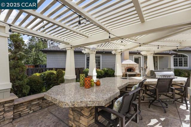 21 Meadow Lake Dr, Danville CA: https://media.crmls.org/mediaz/e5f7ec13-0275-4cda-bd92-7933bc59b72a.jpg