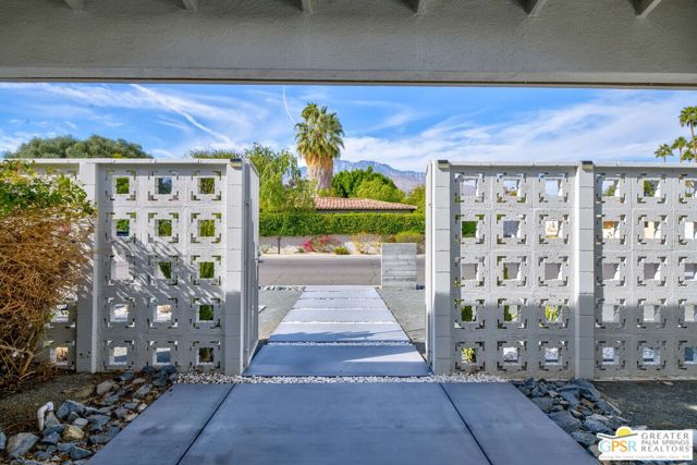 2002 S Bobolink Lane, Palm Springs CA: https://media.crmls.org/mediaz/e5f8128b-75a8-48fb-a0d1-781a542b0d10.jpg