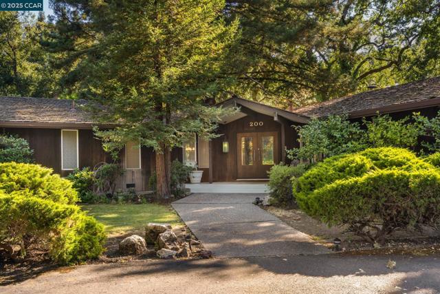200 Lark Ln, Alamo CA: https://media.crmls.org/mediaz/e5f9704f-5be2-4d30-b37c-9731545c2af6.jpg