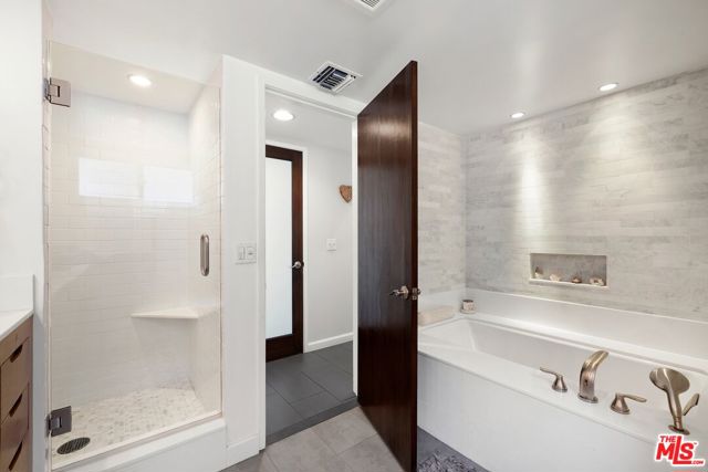 505 Pier Avenue, Santa Monica CA: https://media.crmls.org/mediaz/e5f9957f-4e39-4fb6-9c3a-8508ac915ba1.jpg
