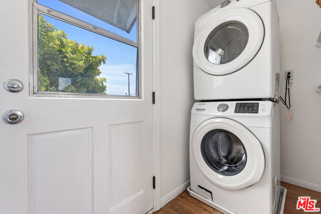 1205 Appleton Way, Venice CA: https://media.crmls.org/mediaz/e5fa66d4-7aab-4911-9858-f45651252bfe.jpg