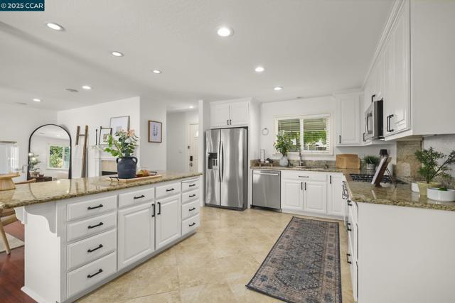 3937 Majestic Dr, Concord CA: https://media.crmls.org/mediaz/e5fb2d11-18b7-4940-aa80-3e611826f386.jpg