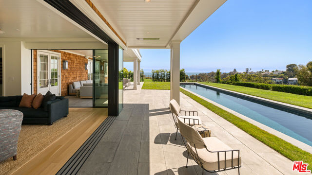 525 Spoleto Drive, Pacific Palisades CA: https://media.crmls.org/mediaz/e5fc4fd6-f40d-47a7-922c-51fdb2c11ef0.jpg
