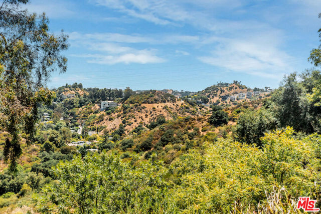 2700 Carmar Drive, Los Angeles CA: https://media.crmls.org/mediaz/e5fc9de3-70d4-46d0-b559-a3ef257345c0.jpg