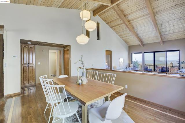 33 Binnacle Hl, Oakland CA: https://media.crmls.org/mediaz/e5fcc0c0-19e3-470a-9143-b30887dac0ea.jpg