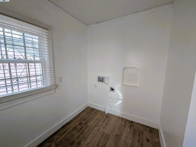 7818 Arthur St, Oakland CA: https://media.crmls.org/mediaz/e5fce041-20c9-4004-aa39-4d0f14d57f8d.jpg