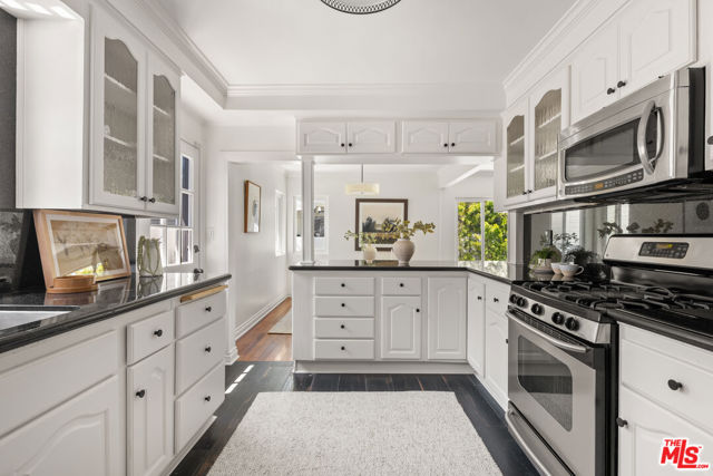 7363 W 87th Place, Los Angeles CA: https://media.crmls.org/mediaz/e5fd04aa-98e1-4cd7-be2e-2ef1173314d5.jpg