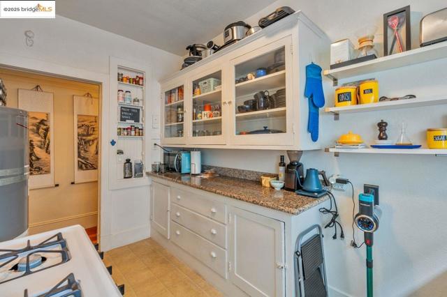 5537 Claremont Ave, Oakland CA: https://media.crmls.org/mediaz/e5fd63a0-a594-429b-8bfe-a7f759e5de43.jpg