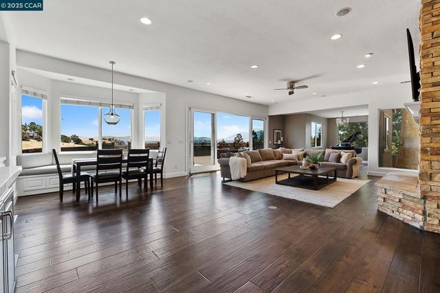2058 Marazzani Dr, Martinez CA: https://media.crmls.org/mediaz/e5fe207f-63ed-4339-a578-da2d415d9c35.jpg