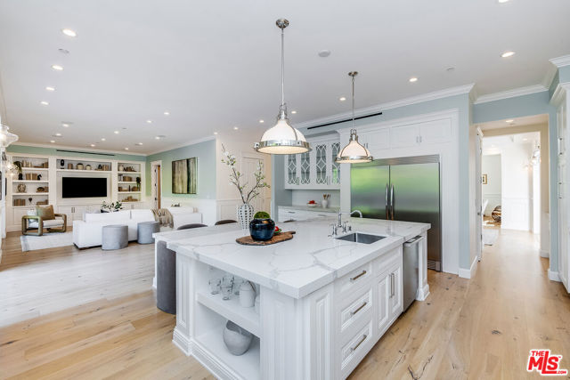 4402 Ledge Avenue, Toluca Lake CA: https://media.crmls.org/mediaz/e5fe29b1-bddd-4b3f-9b55-671b6140f5a3.jpg