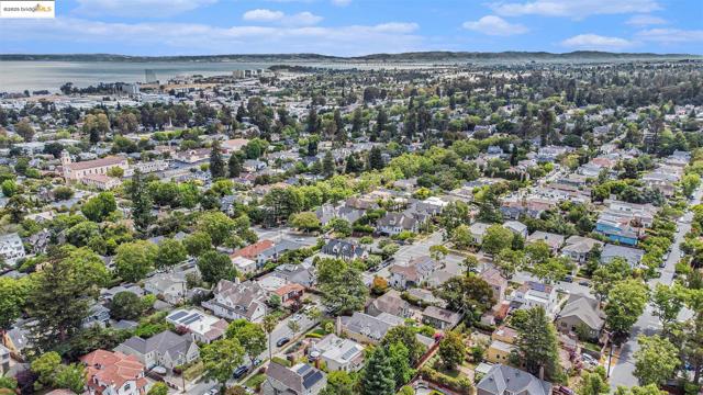 1415 Vancouver Ave, Burlingame CA: https://media.crmls.org/mediaz/e5fe9c0c-2283-4372-b005-54bd6cf5bd79.jpg