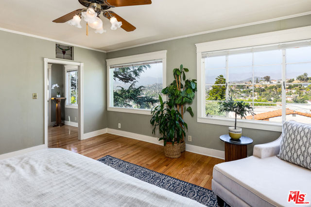 1355 Columbia Drive, Glendale CA: https://media.crmls.org/mediaz/e5ff4a26-1581-450a-819d-7a44a115a827.jpg