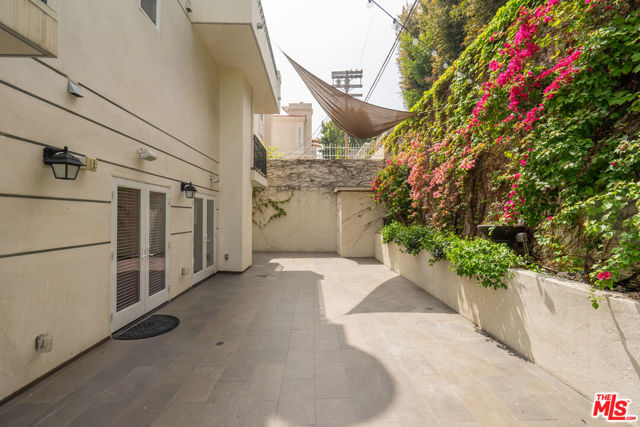 1529 S BEVERLY Drive, Los Angeles CA: https://media.crmls.org/mediaz/e6005aaa-eb83-482a-92d1-20a7b69b5ca9.jpg
