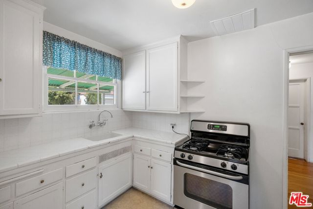 2725 Midvale Avenue, Los Angeles CA: https://media.crmls.org/mediaz/e600bbab-6e12-4677-83bc-a8a60c48d54e.jpg