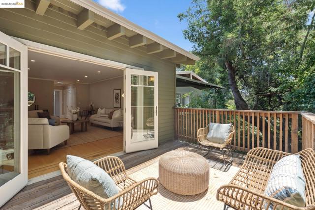 2181 Andrews St, Oakland CA: https://media.crmls.org/mediaz/e6012629-b32c-4b8d-91c8-33e1babbd2c9.jpg