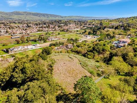 15311 Sycamore Drive, Morgan Hill CA: https://media.crmls.org/mediaz/e6015d89-6df4-47ce-be20-f0d68c567659.jpg