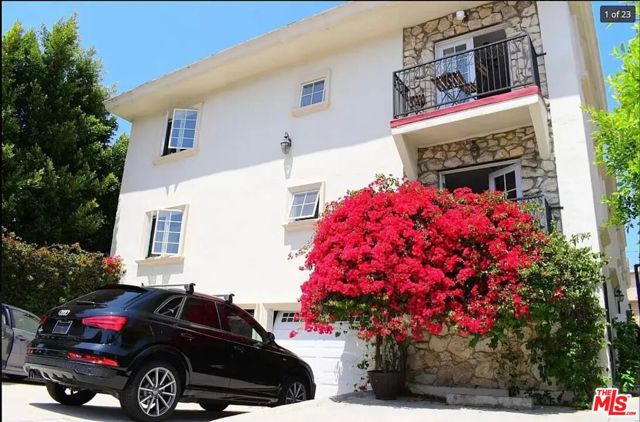 1111 11th Street, Santa Monica CA: https://media.crmls.org/mediaz/e6034e70-d9d7-4fa4-844e-edeaeaf0d70c.jpg