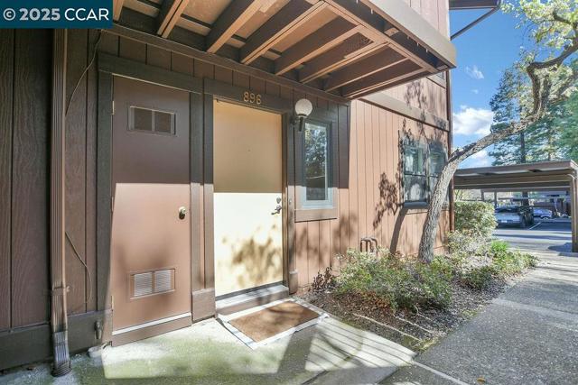 896 Camelback Place, Pleasant Hill CA: https://media.crmls.org/mediaz/e60684e3-1246-4e07-98e9-501aee8f8001.jpg
