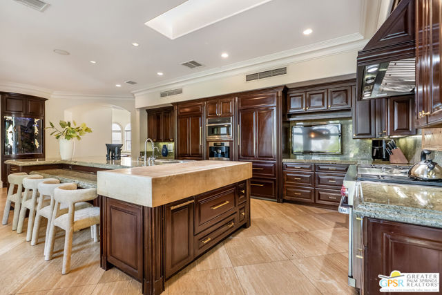 1 Saint Petersburg Court, Rancho Mirage CA: https://media.crmls.org/mediaz/e60791fe-a80d-481f-9fae-cfa2d36135dc.jpg