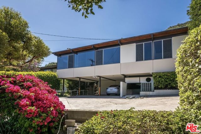 8554 Day Street, Sunland CA: https://media.crmls.org/mediaz/e607b3f9-1b7a-46d0-9867-df65547e6a49.jpg