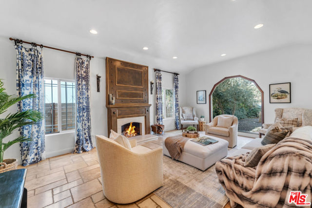 11242 Kling Street photo 4
