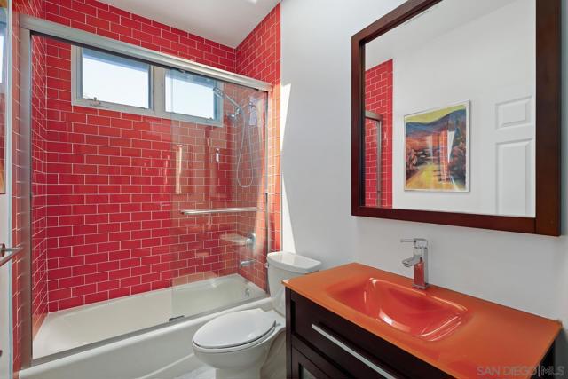 716 Glenview Ln, La Jolla CA: https://media.crmls.org/mediaz/e60935eb-ecb6-4fa8-8c83-f81df66616d4.jpg