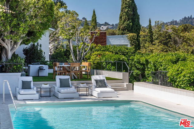 365 Norcroft Avenue, Los Angeles CA: https://media.crmls.org/mediaz/e609eaa3-a4ee-4b20-822f-f025fb857887.jpg