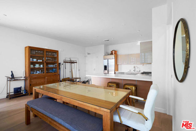 801 S Grand Avenue, Los Angeles CA: https://media.crmls.org/mediaz/e60a5501-eb1c-40df-9f71-9b5fbea27150.jpg
