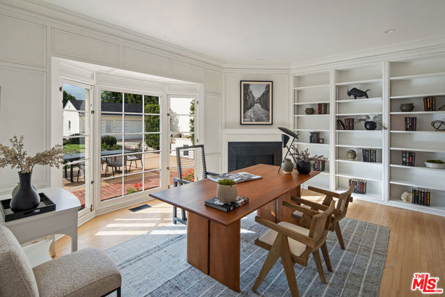 625 N Sierra Drive, Beverly Hills CA: https://media.crmls.org/mediaz/e60a5e20-ee1c-4713-ba04-f6dedf99ed05.jpg