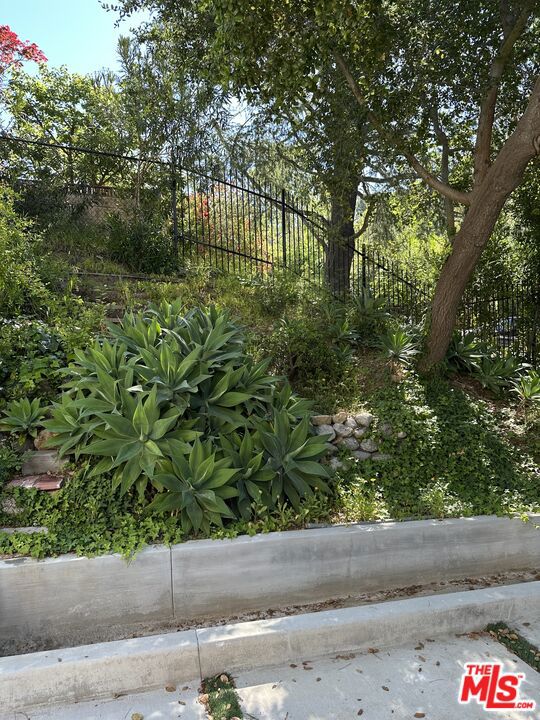 9781 Blantyre Drive, Beverly Hills CA: https://media.crmls.org/mediaz/e60ab92a-f72e-4802-9264-2079cf663179.jpg