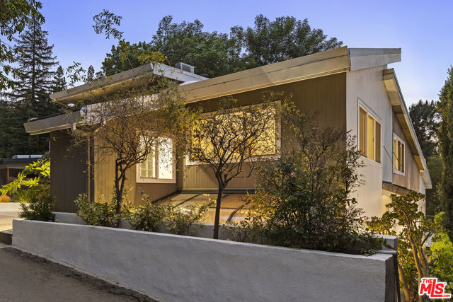 3820 Broadlawn Drive, Los Angeles CA: https://media.crmls.org/mediaz/e60b7fb6-0275-490f-86ce-18ed7a2559dc.jpg
