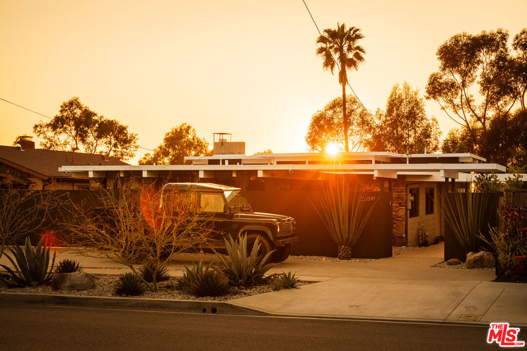 https://media.crmls.org/mediaz/e60cb30f-ced6-4968-a827-6009b939de35.jpg?preset=X-Large