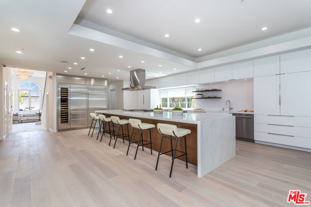 107 N Doheny Drive, Beverly Hills CA: https://media.crmls.org/mediaz/e60ee5d2-c657-49f5-a95c-3643c2307c41.jpg