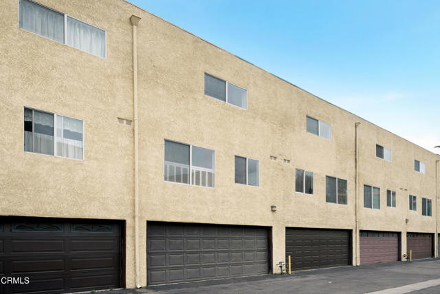 9503 Via Venezia, Burbank CA: https://media.crmls.org/mediaz/e60f1e09-5579-449d-9d3a-64dd9ccdd7e2.jpg