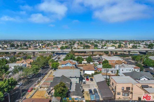 317 W 51st Street, Los Angeles CA: https://media.crmls.org/mediaz/e60fc2de-7d24-4363-9ee0-41e7d30ebbf3.jpg