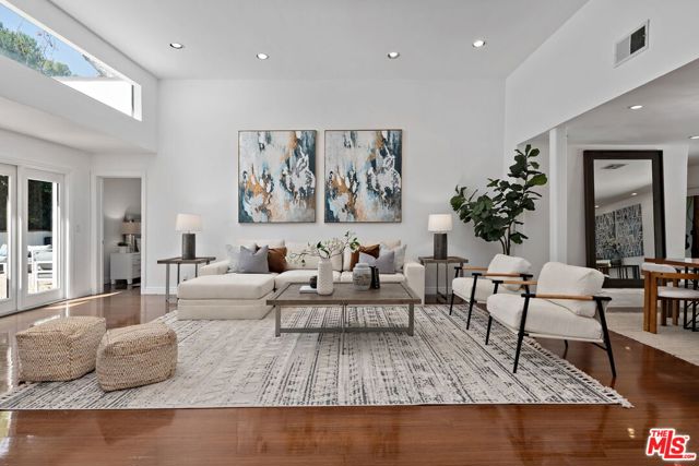 4745 Caritina Drive, Tarzana CA: https://media.crmls.org/mediaz/e6104369-5d72-45b3-b64f-29e501b70429.jpg