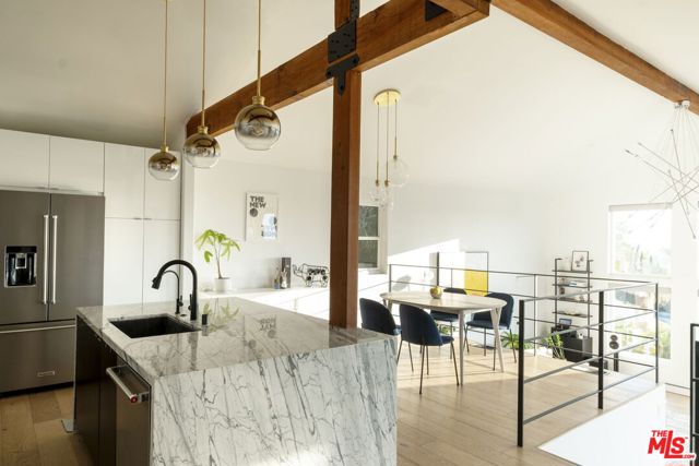 1320 Romulus Drive, Glendale CA: https://media.crmls.org/mediaz/e6109ffc-39e0-432a-87e4-9a29a1083731.jpg