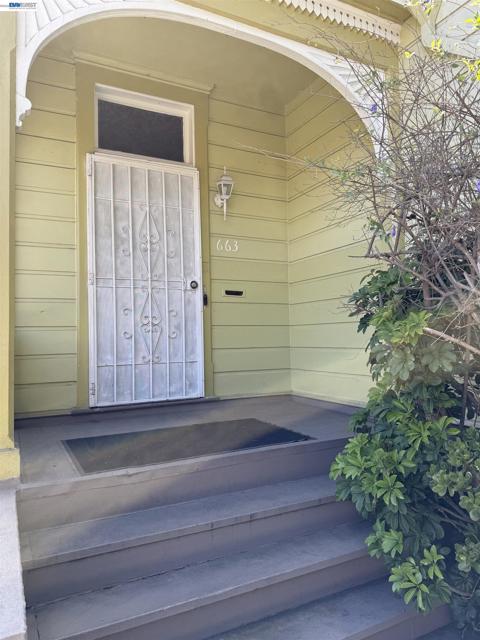 663 25TH Street, Oakland CA: https://media.crmls.org/mediaz/e610cfc6-0ca9-46b2-b0ef-ab4fbc00577a.jpg