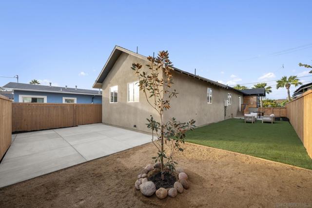 1091 Lincoln Ave, San Diego CA: https://media.crmls.org/mediaz/e61180be-4798-47ee-b846-66a4bc38d880.jpg