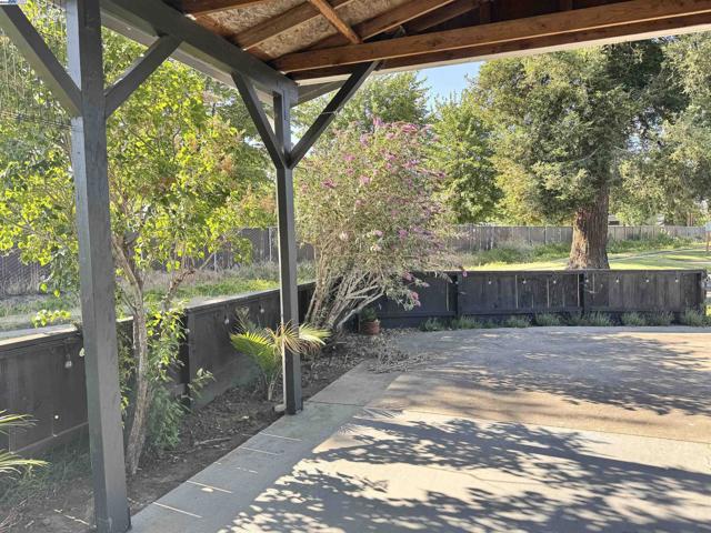 14 Blue Teal Ct, Lodi CA: https://media.crmls.org/mediaz/e6124127-9e21-48c2-a15f-9f4878bdd528.jpg