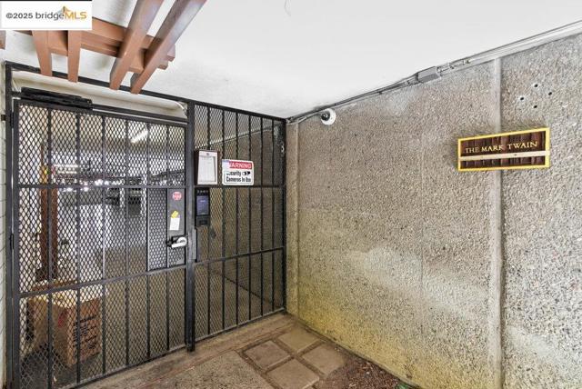 2601 College Ave, Berkeley CA: https://media.crmls.org/mediaz/e612930c-50fc-4613-9e92-8b2b3164dd19.jpg