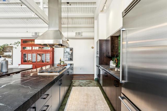 311 4th St, Oakland CA: https://media.crmls.org/mediaz/e612e231-eee4-47c7-9a9d-941fc926c8b9.jpg