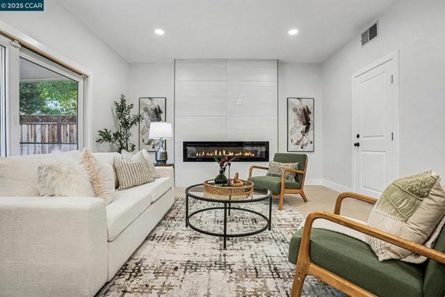 1053 Arkell Rd, Walnut Creek CA: https://media.crmls.org/mediaz/e6139cec-8518-4266-8bb0-64b3052d47c0.jpg